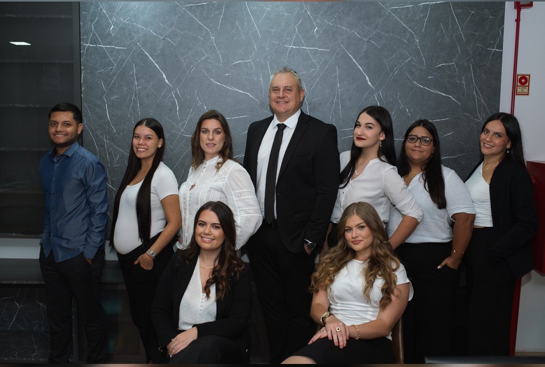 Equipe do escritório Potthoff Advogados Associados reunida em foto institucional